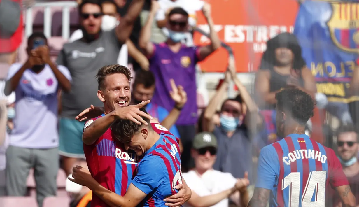 Penyerang Barcelona, Luuk de Jong (kiri) berselebrasi dengan rekan setimnya usai mencetak gol ke gawang Levante pada pertandingan lanjutan La Liga Spanyol di Levante di stadion Camp Nou, Spanyol, Minggu (26/9/2021). Barcelona menang telak atas Levante 3-0. (AP Photo/Joan Monfort)