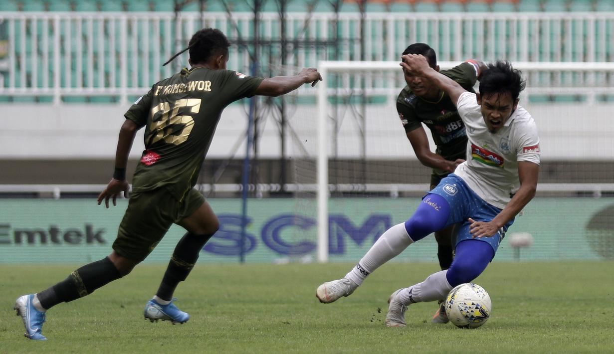 Gelandang PSIS Semarang, Bayu Nugroho, berebut bola dengan pemain Tira Persikabo pada laga Shopee Liga 1 di Stadion Pakansari, Bogor, Jumat (22/11). PSIS menang 2-1 atas Tira Persikabo. (Bola.com/Yoppy Renato)