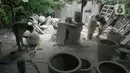 Perajin menyelesaikan pembuatan pot tanaman hias di Pondok Aren, Tangerang, Banten, Minggu (1/8/2021). Akumindo menilai perpanjangan PPKM akan membuat pelaku UMKM semakin tertekan dan diperkirakan mengalami penurunan omzet sebesar 70 hingga 80 persen. (Liputan6.com/Angga Yuniar)