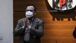 Ketua KPK Firli Bahuri memberi salam saat bersiap memberikan keterangan pers terkait OTT Wali Kota Cimahi Ajay Muhammad Priatna di Gedung KPK, Jakarta, Sabtu (28/11/2020). Ajay diduga menerima suap sebesar Rp 1,661 miliar dari total kesepakatan Rp 3,2 miliar. (Liputan6.com/Johan Tallo)