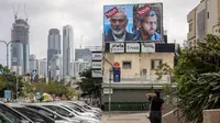 Papan iklan di Tel Aviv, Israel, memajang potret pemimpin Hamas Mohammed Deif dan Ismail Haniyeh dengan tulisan "dibunuh" dalam bahasa Ibrani, pada 2 Agustus 2024. (Dok. AFP/Oren Ziv)