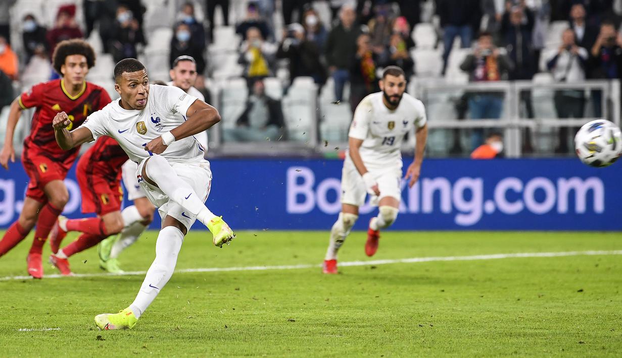Kylian Mbappe yang menjadi eksekutor berhasil menjalankan tugasnya dengan baik untuk menyamakan skor 2-2. (LaPresse via AP/Fabio Ferrari)
