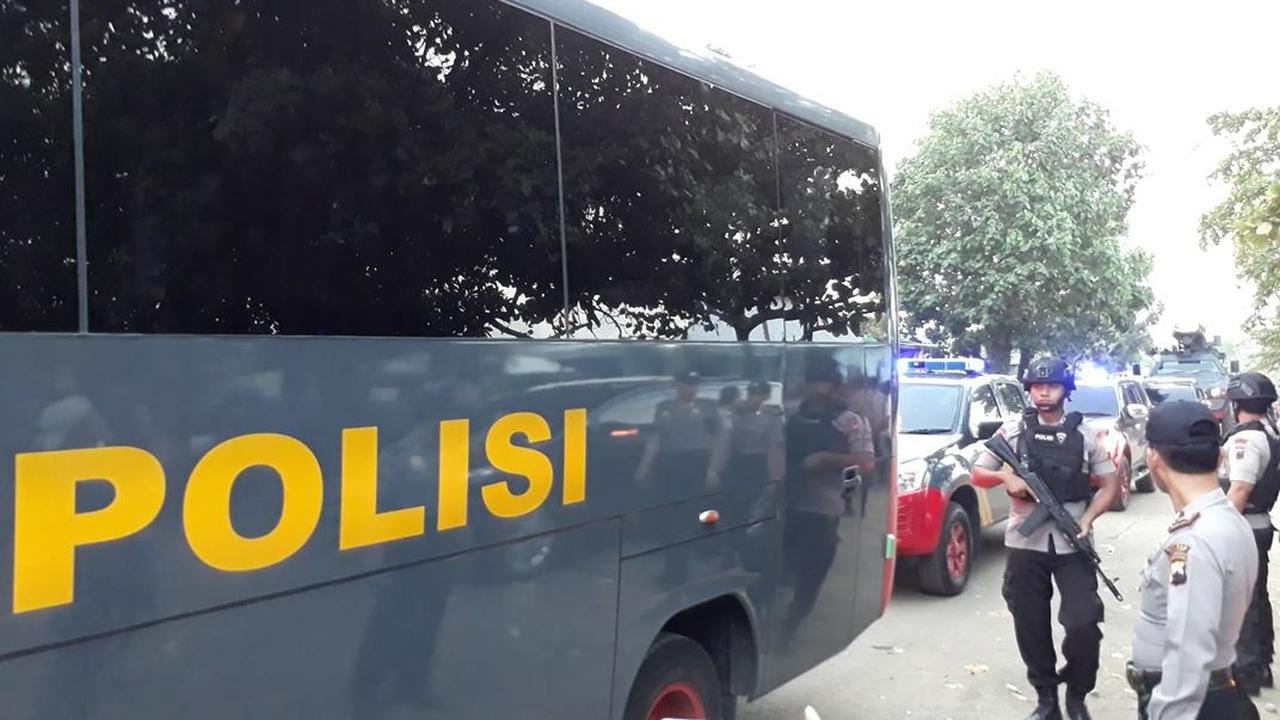 Detik-detik ketika bus rombongan napi teroris dari Mako Brimob tiba di Lapas Nusakambangan. (Foto: Liputan6.com/Muhamad Ridlo)