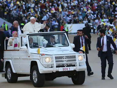 Paus Fransiskus tiba untuk mengadakan misa di Stadion Zayed Sports City di Abu Dhabi, Uni Emirat Arab, Selasa (5/2). Paus menggelar misa terbuka yang dihadiri 135 ribu jemaah di Zayed Sport City. (AP Photo/Kamran Jebreili)