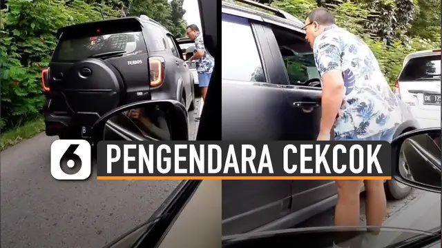 Seorang pria nampak marah pada pengendara mobil hitam berplat mobil pribadi.