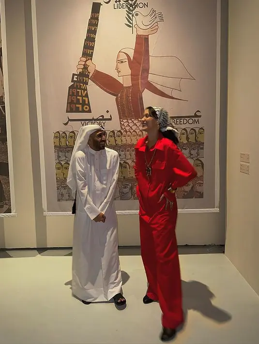 Bella Hadid melengkapi penampilannya dengan penutup kepala kain sorban berwarna putih. [instagram/bellahadid]