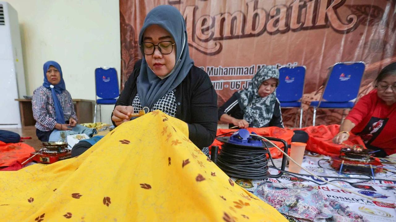 FOTO: Puluhan Peserta Asah Keterampilan Membatik Betawi