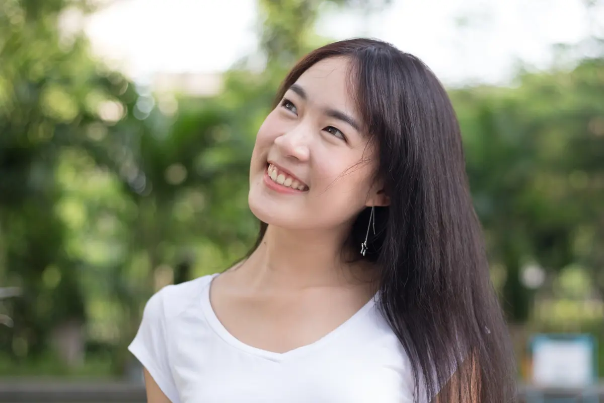 perempuan tersenyum berpikir