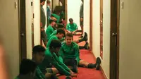 Para pemain Timnas Indonesia U-19 tampak santai saat mengikuti sesi latihan di lantai 3 Hotel Olympic, Yangon, Myanmar, Sabtu (16/9/2017) sore. (Bola.com/Istimewa)