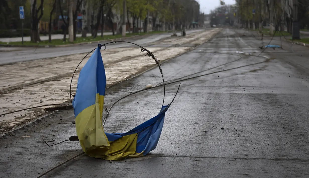 Bendera nasional Ukraina terlihat di daerah yang dikendalikan pasukan separatis yang didukung Rusia di Mariupol, Ukraina (18/4/2022). Mariupol, pelabuhan strategis di Laut Azov, telah dikepung pasukan Rusia dan pasukan dari daerah separatis selama lebih dari enam minggu. (AP Photo/Alexei Alexandrov)