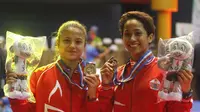 Maya Sheva (kiri) dan Devina Dea mempersembahkan medali emas untuk tim DKI Jakarta pada cabang karate PON 2016. (KONI DKI)