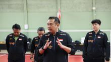 Kabid Pembinaan dan Prestasi Pelatnas PBSI Eng Hian memberikan arahan kepada tim Indonesia untuk Piala Thomas dan Uber 2026 di Horsens Badminton Club, Denmark, Selasa (21/4). (foto: PBSI)