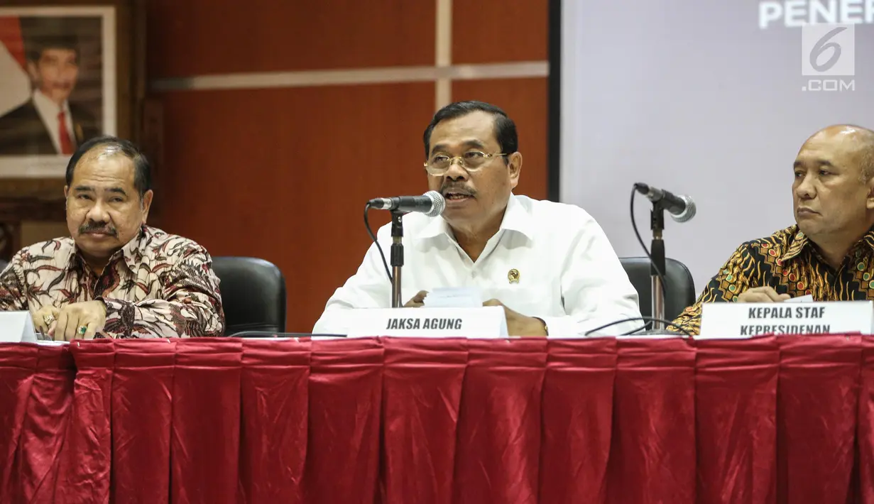 Jaksa Agung HM. Prasetyo memberikan keterangan terkait hasil rapat koordinasi di kantor pusat Bea dan Cukai, Jakarta, Rabu (12/7). Rakor tersebut pada dasarnya membahas perkembangan penertiban importir nakal. (Liputan6.com/Faizal Fanani)