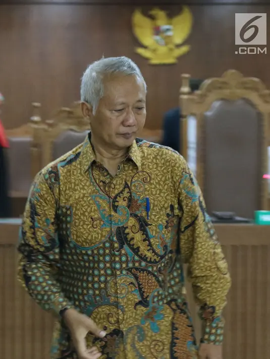 Terdakwa suap perizinan dan pengadaan proyek di lingkungan Ditjen Hubla TA 2016-2017Antonius Tonny Budionousai sidang pledoi di Pengadilan Tipikor, Jakarta, Kamis (3/5). Sebelumnya, terdakwa dituntut tujuh tahun penjara. (Liputan6.com/Helmi Fithriansyah)