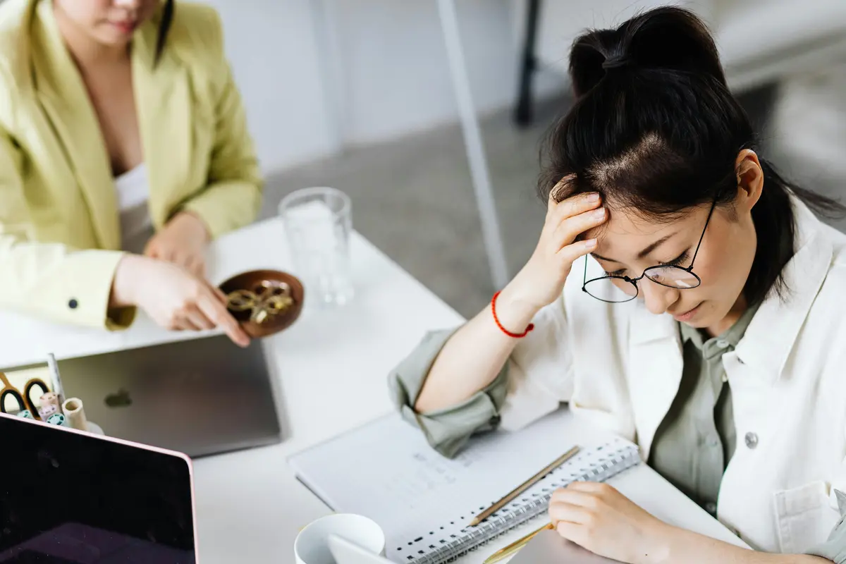 stres karir perempuan bekerja kantor