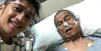 Sebelum meninggal dunia, H. Rosyid memang mengalami sakit yang cukup parah hingga dirawat di rumah sakit selama 53 hari. Selama sang ayah terbaring lemah, Irfan pun seringkali menemani di tengah kesibukannya. (Instagram/irfanhakim75)
