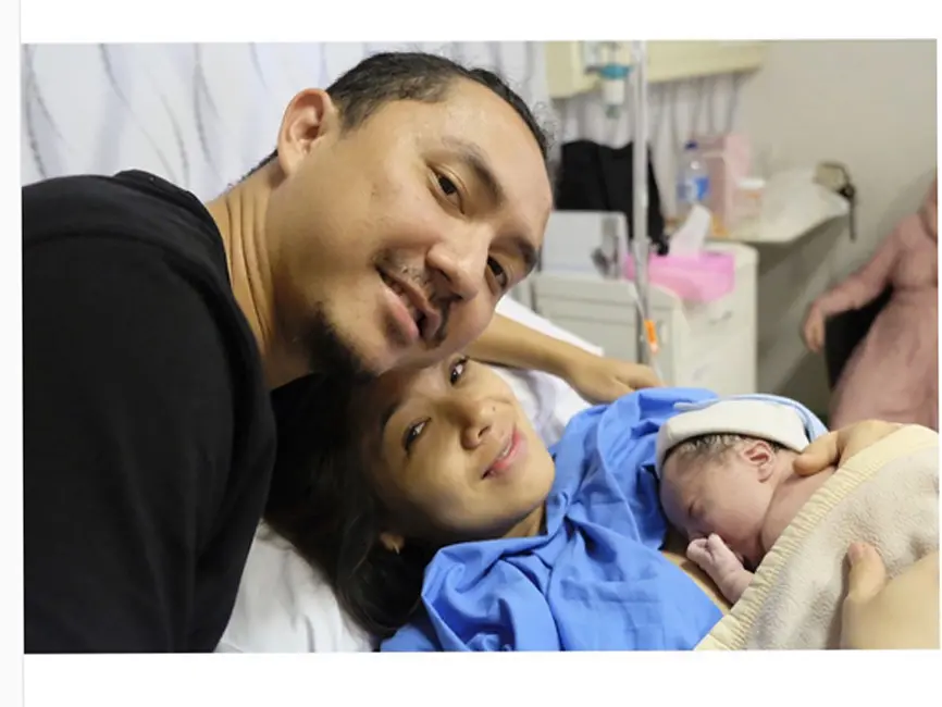 Keluarga kecil Ananda Omesh dan Dian Ayu Lestari kembali diwarnai tangisan seorang bayi yang baru lahir ke dunia ini. Anak ke dua mereka lahir pada Sabtu (13/5/2017) dan berjenis kelamin laki-laki. (Instagram/dianayulestari)