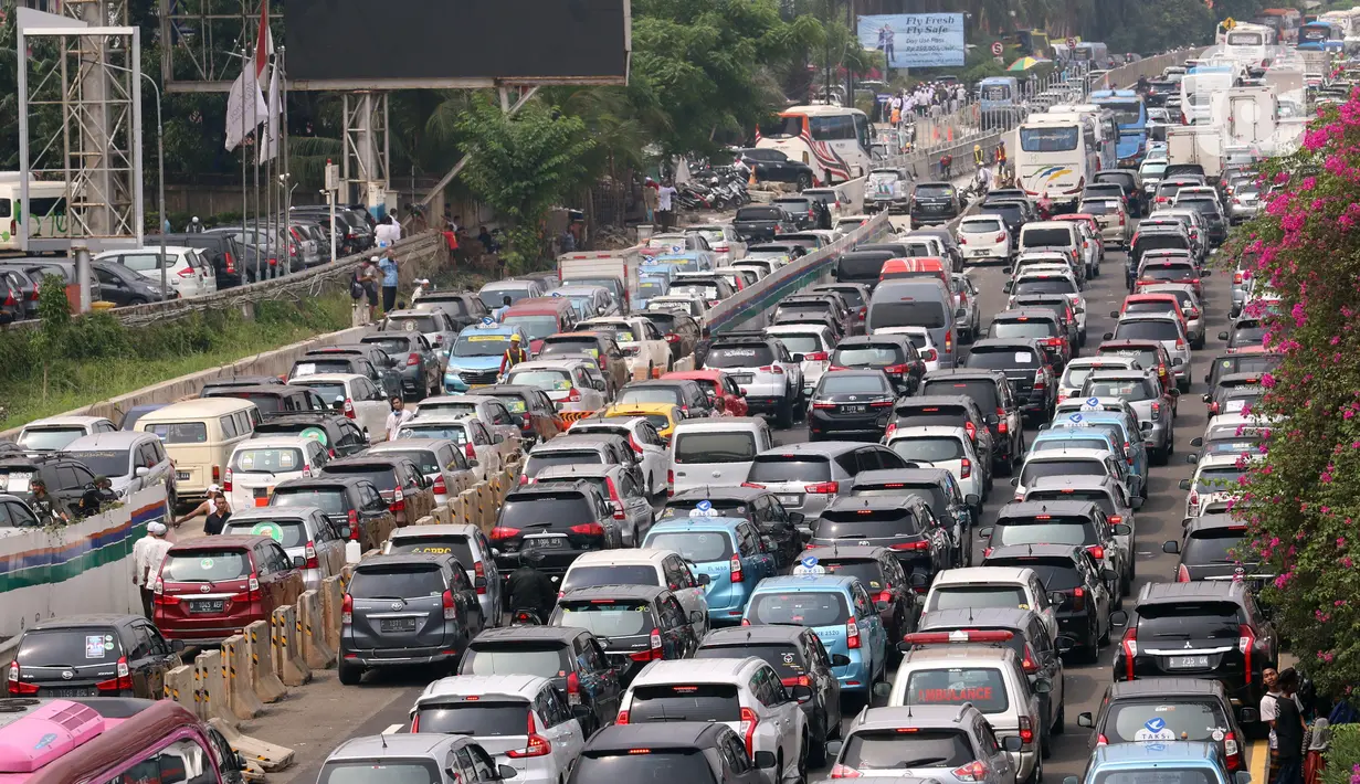 Sejumlah kendaraan terjebak kemacetan panjang di tol yang mengarah ke Bandara Soekarno-Hatta (Soetta), Tangerang, Banten, Selasa (10/11/2020). Kemacetan terjadi karena adanya penyambutan kepulangan pimipinan Front Pembela Islam (FPI) Rizieq Shihab. (Liputan6.com/Angga Yuniar)