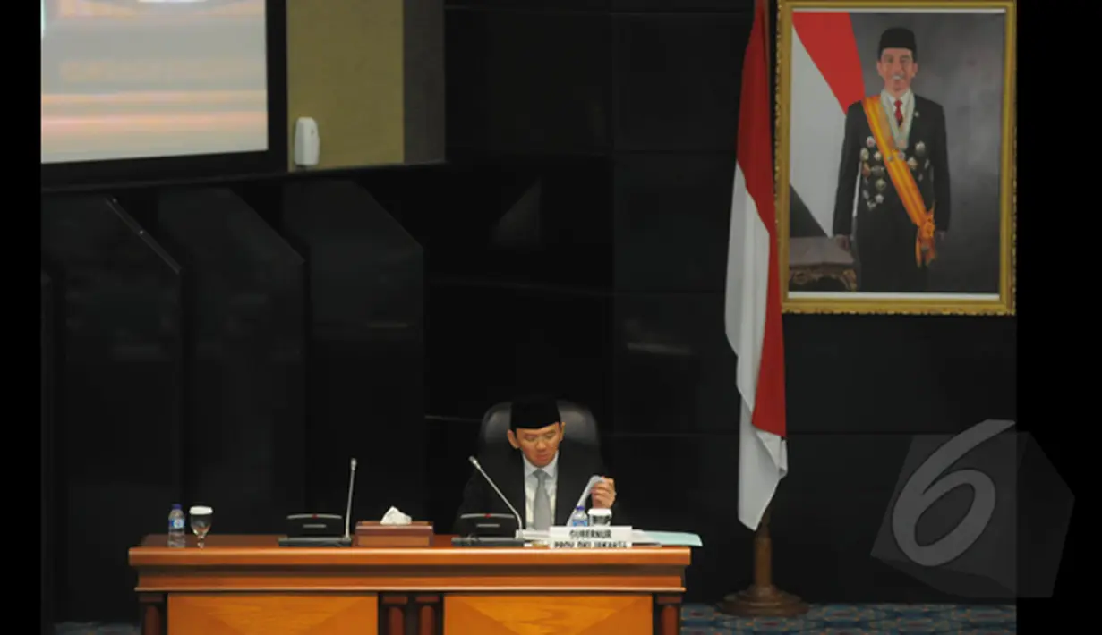 Gubernur DKI Jakarta Basuki Tjahaja Purnama bersiap-siap untuk memberikan penjelasan terkait penjualan minuman beralkohol di minimarket wilayah Jakarta maksimum 5 persen di Gedung DPRD DKI, Jakarta, Selasa (20/1/2015). (Liputan6.com/Herman Zakharia)