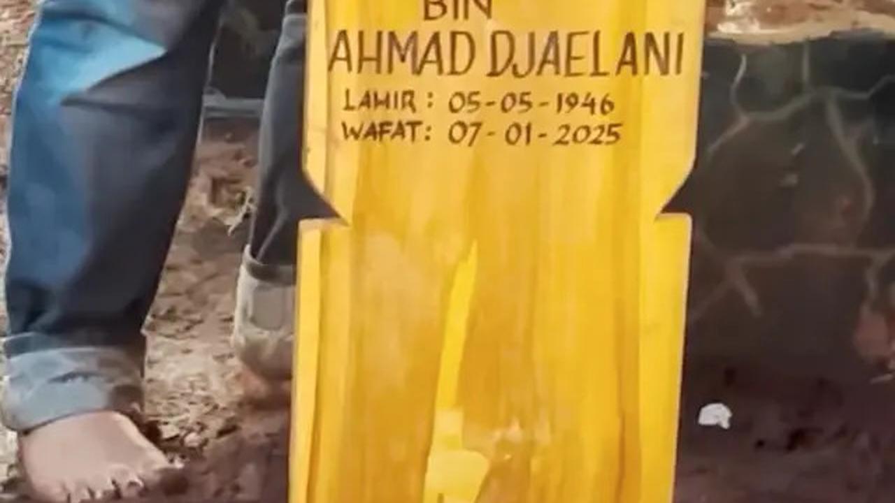 Baim Wong Sebut Jenazah Ayahnya Tersenyum Saat Dimandikan, Hanya Ingin Almarhum Tenang di Akhirat