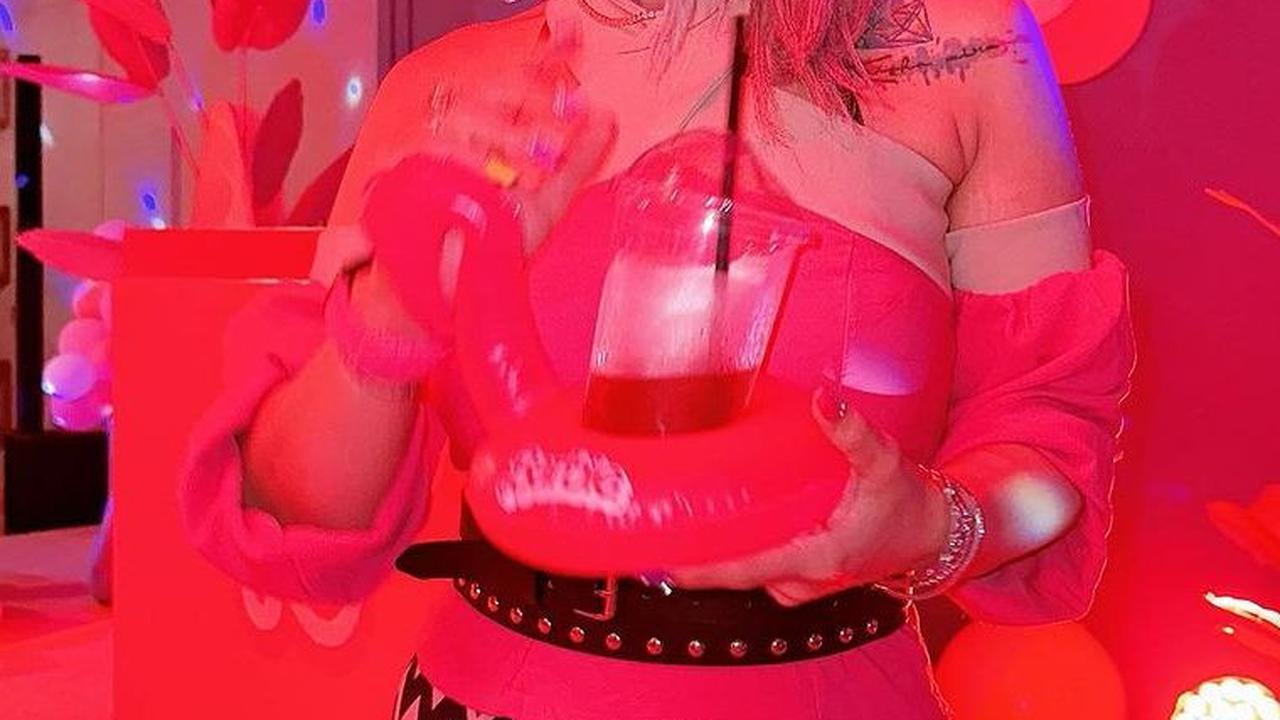 Di Indonesia, premier film Barbier juga berlangsung menarik. Barbie Kumalasari jadi salah satu artis yang sangat 'Barbie' dengan rambut palsu blonde dan busana serba pink.
