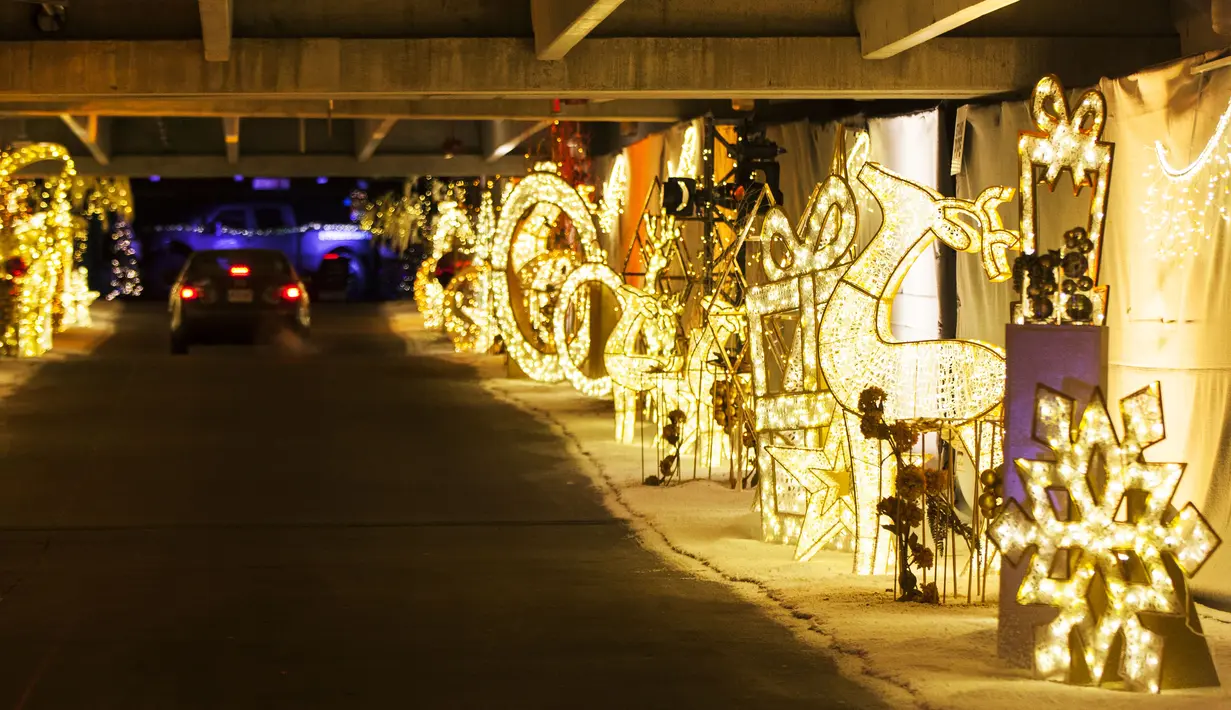 Berbagai dekorasi dan lampu Natal terlihat saat para pengunjung mengendarai mobil mereka menuju pertunjukan cahaya lantatur (drive-thru) bertema Natal "Polar Drive" di Toronto, Kanada, pada 15 Desember 2020. Semua pengunjung harus tetap berada di dalam mobil mereka. (Xinhua/Zou Zheng)
