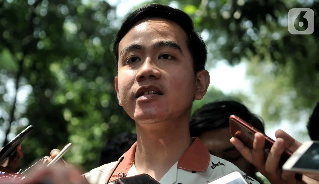 Putra Presiden Joko Widodo, Gibran Rakabuming Raka memberikan keterangan seusai bertemu Ketum PDIP Megawati Soekarnoputri di Jalan Teuku Umar, Jakarta, Kamis (24/10/2019). Kedatangan Gibran menyampaikan ihwal niat maju dalam pencalonan Wali Kota Solo melalui jalur partai. (merdeka.com/Iqbal Nugroho)