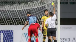 Kiper Persela Lamongan, Dwi Kuswanto mendapatkan kartu kuning setelah melakukan pelanggaran di dalam kotak penalti saat melawan Persija Jakarta dalam laga pekan ke-4 BRI Liga 1 2021/2022 di Stadion Pakansari, Bogor, Jumat (24/09/2021). Persela kalah 1-2. (Bola.com/Bagaskara Lazuardi)