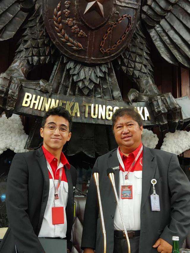 Mikrofon berlapis emas buatan Vadi Akbar dan Harry Kiss di pelantikan Presiden dan Wakil Presiden 2019-2024 (ist)