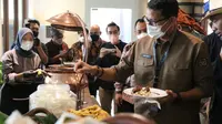 Menparekraf Sandiaga Uno saat meresmikan restoran The Surosowan.