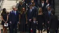 Eks Presiden AS Donald Trump, Melania Trump, Barron Trump, Jared Kushner, Ivanka Trump, Donald Trump Jr. dan Eric Trump di Gereja Katolik Roma St. Vincent Ferrer saat pemakaman Ivana Trump, Rabu, 20 Juli 2022, di New York. (AP Photo/Julia Nikhinson)