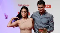 Cristiano Ronaldo bersama kekasihnya, Georgina Rodriguez, berpose usai menghadiri acara penghargaan Marca di Madrid, Spanyol (29/7/2019). (AFP/Javier Soriano)
