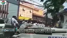 Kelompok warga ini mengeroyok petugas Dinas Perhubungan, lantaran mobil mereka diderek petugas.
