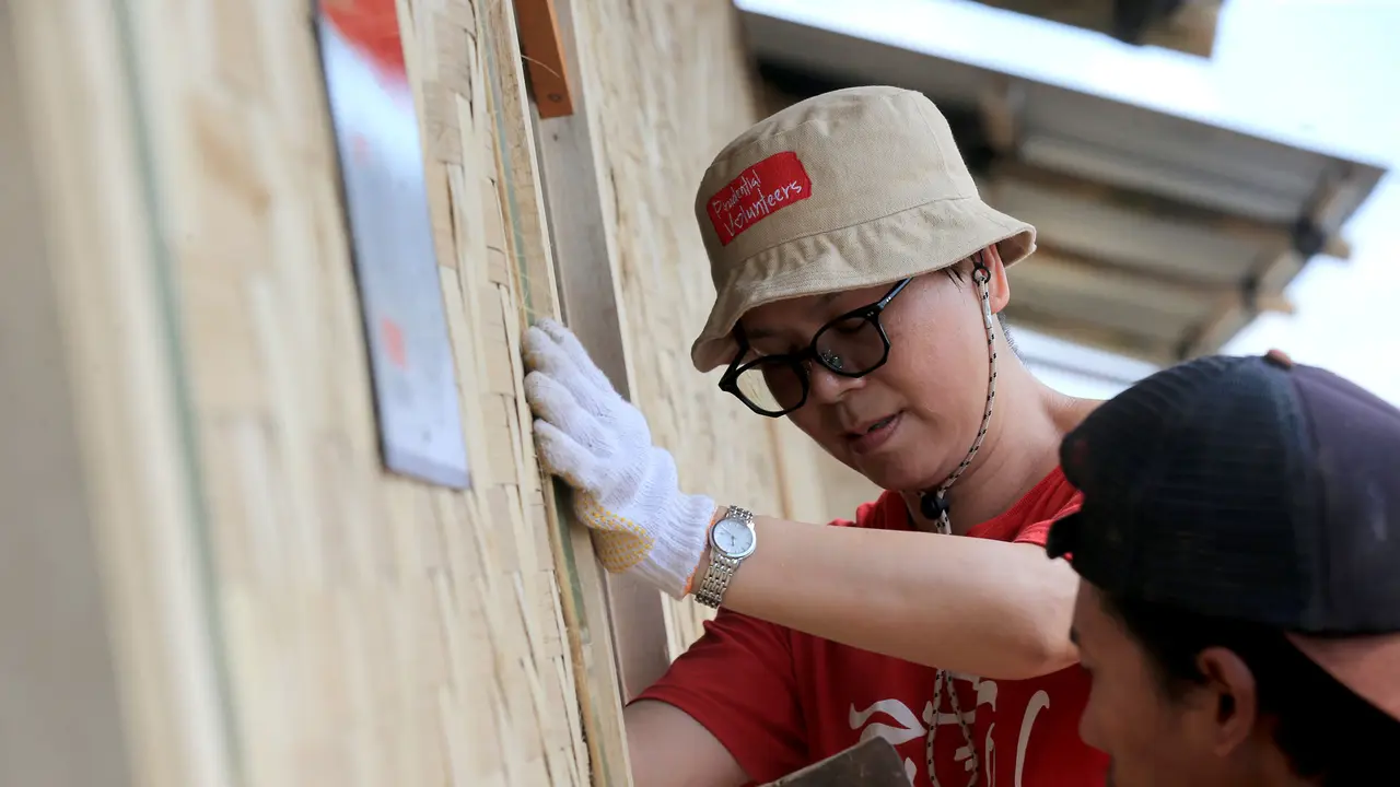 Prudential Indonesia dan Prudence Foundation melalui program Prudential Regional Volunteering memberikan bantuan berupa pembangunan hunian sementara korban gempa Cianjur. (Liputan6.com/ ist)