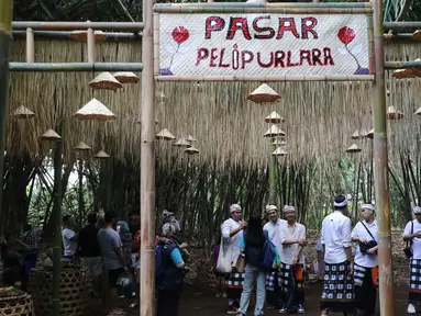 Sejumlah wisatawan menikmati suasana Pasar Pelipur Lara di kawasan hutan bambu, Desa Penglipuran di Kabupaten Bangli, Bali, Rabu (16/8/2023). (Liputan6.com/Helmi Fithriansyah)