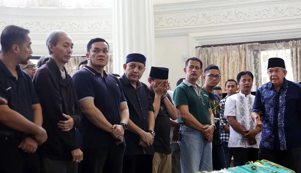 Seperti diketahui, ibunda Ashanty meninggal dunia dalam usia 72 tahun pada Minggu (6/11) pukul 16.30 WIB. Almarhum dikabarkan meninggal akibat terjatuh di kamar mandi. Berita itu langsung dibantah Anang usai pemakaman. (Nurwahyunan/Bintang.com)