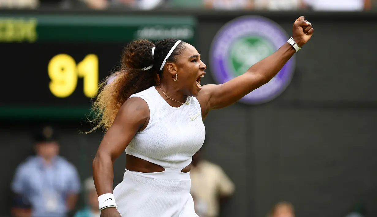 Petenis AS, Serena Williams merayakan kemenangannya pada set pertama dari Alison Riske yang juga berasal dari AS saat perempat final Grand Slam Wimbledon di London, Selasa (9/7/2019). Serena ke semifinal dengan susah payah usai mengalahkan Alison Riske 6-4, 4-6, dan 6-3. (Daniel LEAL-OLIVAS/AFP)