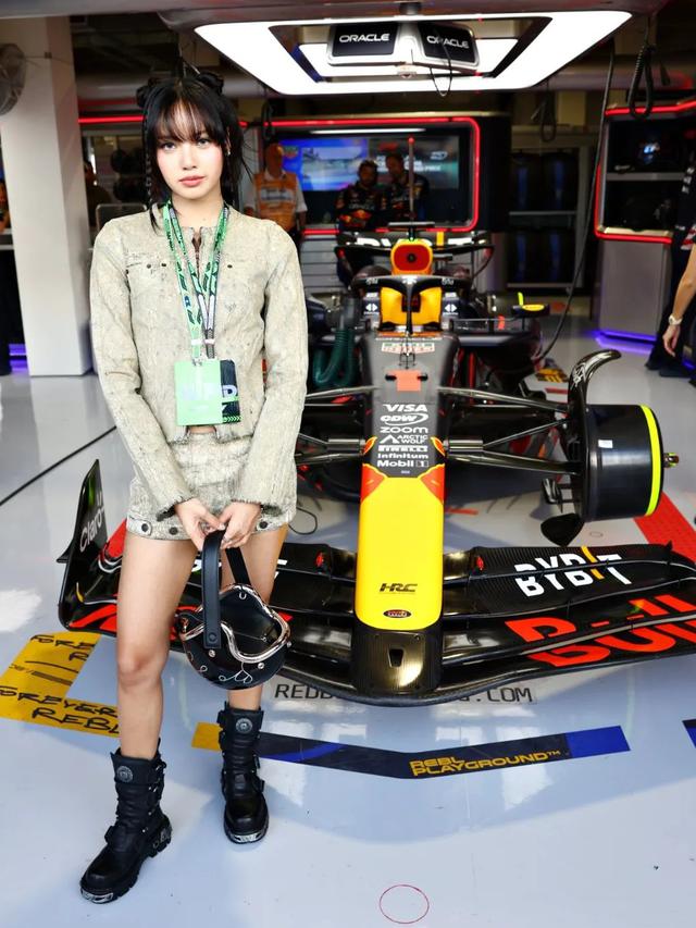 6 Gaya Lisa BLACKPINK jadi Pengibar Bendera Finish di F1 Grand Prix Miami, Tenteng Tas Helm Seharga Rp73 Jutaan