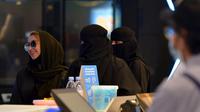 Perempuan Saudi tiba untuk menonton film di sebuah bioskop di ibu kota Riyadh (22/6/2020). Pemerintah Arab Saudi membuka kembali bioskop setelah melonggarkan lockdown Covid-19. (AFP Photo/Fayez Nureldine)