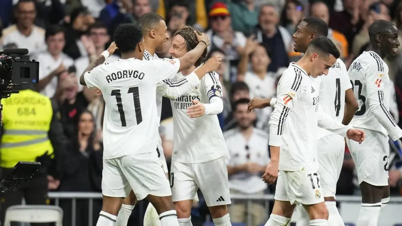 Luka Modric merayakan gol bersama rekan setimnya dalam laga Real Madrid vs Girona di La Liga 2024/2025, Minggu (23/2/2025) malam WIB. (c) AP Photo/Manu Fernandez