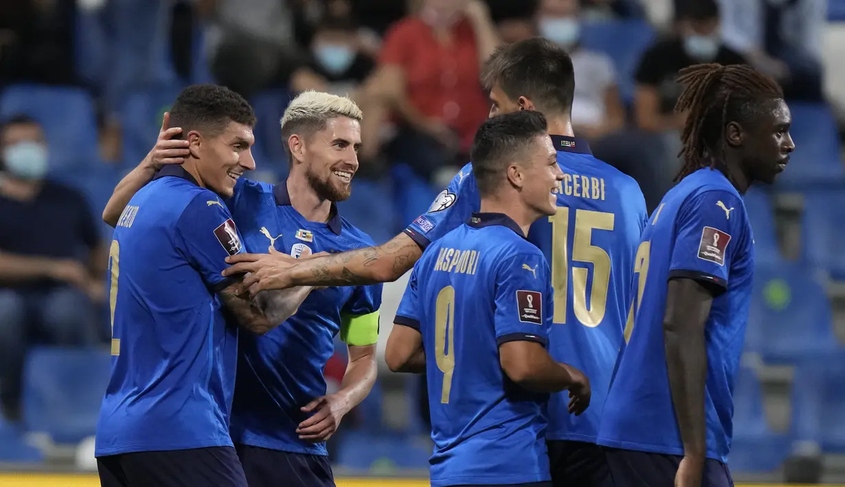 Bek Italia, Giovanni Di Lorenzo (kiri) berselebrasi usai mencetak gol ke gawang Lithuania pada grup C kualifikasi Piala Dunia 2022 di stadion Città del Tricolore, Italia, Kamis (9/9/2021). Kemenangan ini membuat Italia berada di puncak klasemen Grup C dengan 14 poin. (AP Photo/Luca Bruno)