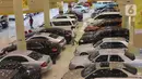 Pedagang mengelap mobil bekas yang dijual di Jakarta, Senin (24/2/2020). Realisasi penjualan mobil bekas pada Januari 2020 mencapai 2.100-an unit, menurun 8,69 persen dibandingkan penjualan pada Januari 2019 yang mencapai 2.300 unit. (Liputan6.com/Angga Yuniar)