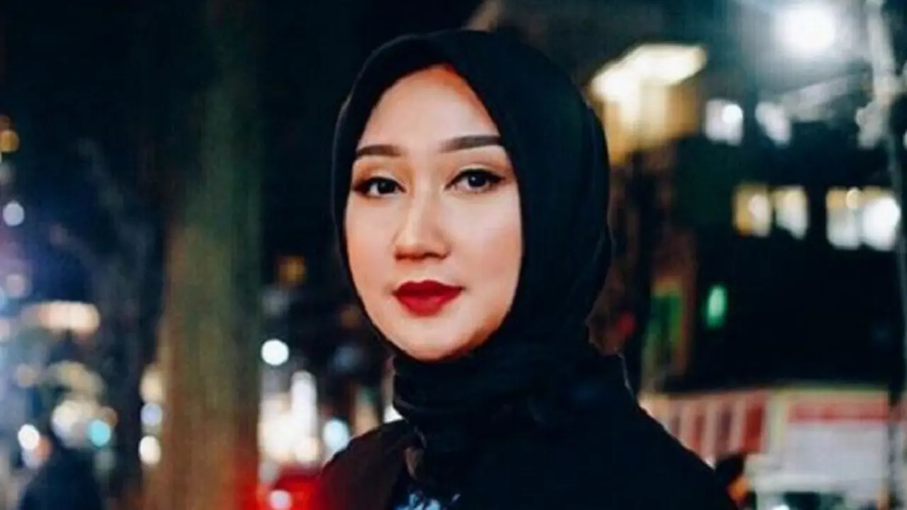 [Bintang] Ini 3 Lipstik Merah yang Cocok Dipakai Hijabers untuk Tampilan Bold