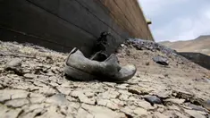 Sebuah sepatu terlihat di dasar Bendungan Ajuan Khota yang mengalami kering, di dekat La Paz, Bolivia, (17/11). Bendungan tersebut, salah satu tempat yang menyimpan cadangan air terbesar. (REUTERS/David Mercado)