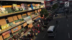 PKL dan parkir liar memadati trotoar serta bahu jalan di kawasan Pasar Senen, Jakarta, Kamis (7/2). Selain mengganggu pejalan kaki, kondisi tersebut juga menghambat arus lalu lintas. (Liputan6.com/Immanuel Antonius)