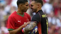 Bek Maroko Achraf Hakimi tampak bersitegang dengan kiper Spanyol Arnau Tenas sebelum eksekusi penalti pada duel semifinal sepak bola Olimpiade 2024(AP)