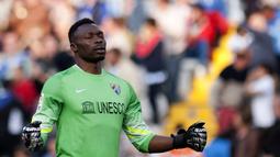 Ekspresi kiper Malaga, Carlos Kameni saat rekannya Samuel Garcia berhasil mencetak gol ke gawang Atletico