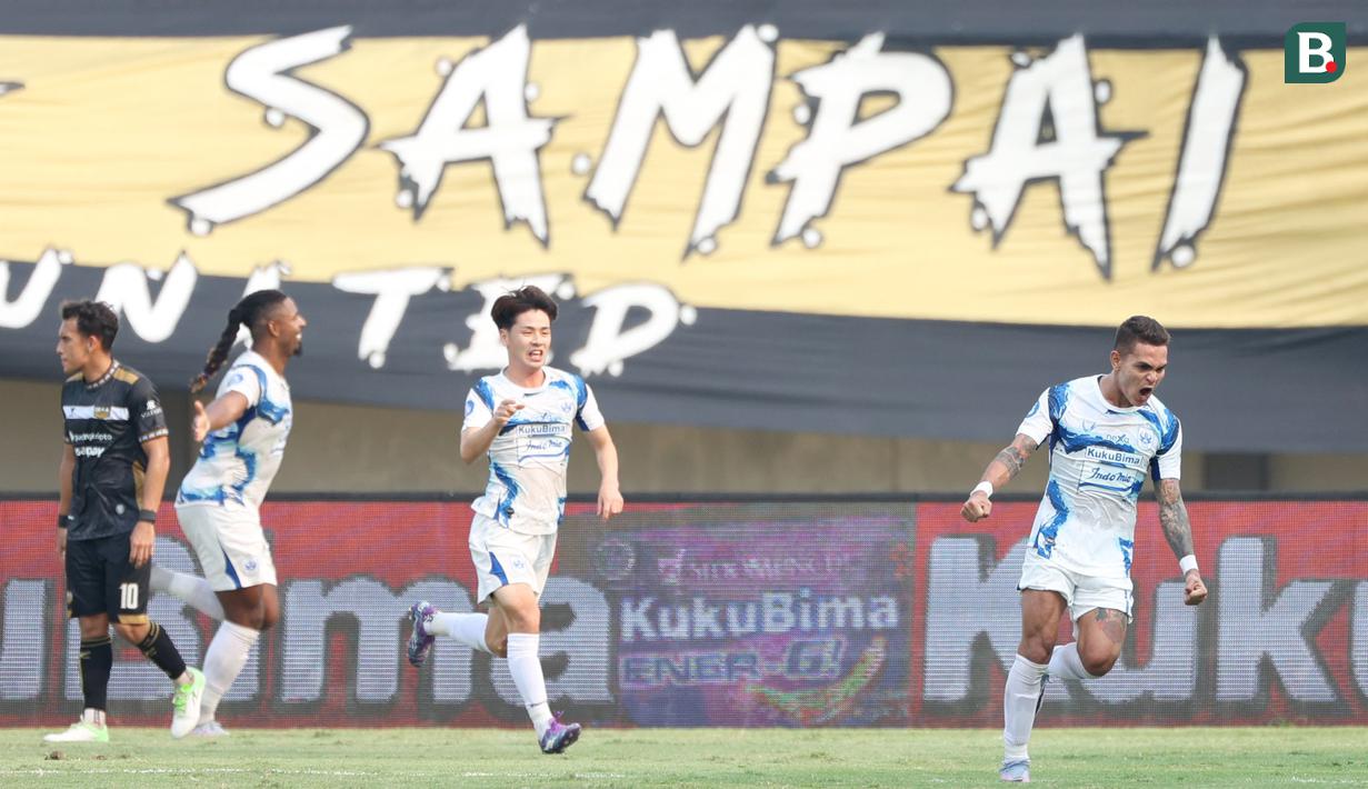 Pemain PSIS Semarang, Paulo Gali Freitas, melakukan selebrasi saat melawan Dewa United pada laga pekan kedelapan BRI Liga 1 2023/2024 di Stadion Indomilk Arena, Tangerang, Senin (14/8/2023). PSIS Semarang menang telak 4-1 atas Dewa United. (Bola.com/M Iqbal Ichsan)
