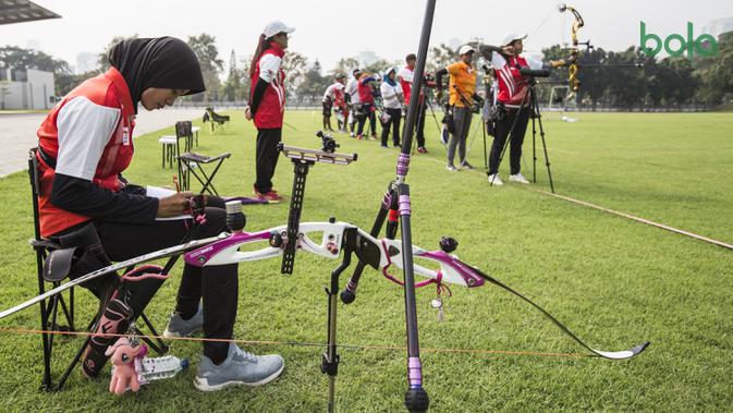Pepanah Indonesia, Diananda Choirunisa, saat pemusatan latihan jelang Asian Games XVIII di Lapangan Panahan Senayan, Jakarta, Rabu (6/6/2018). Cabang panahan menargetkan satu medali emas pada Asian Games. (Bola.com/Vitalis Yogi Trisna)
