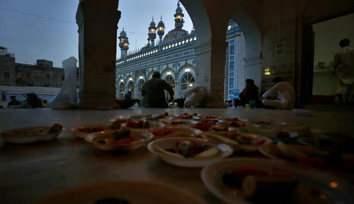 Umat Muslim berbuka puasa selama bulan suci Ramadhan di sebuah masjid, di Rawalpindi, Pakistan, Rabu (14/4/2021). Bulan Ramadhan ditandai dengan berpuasa setiap hari dari fajar hingga matahari terbenam. (AP Photo/Anjum Naveed)